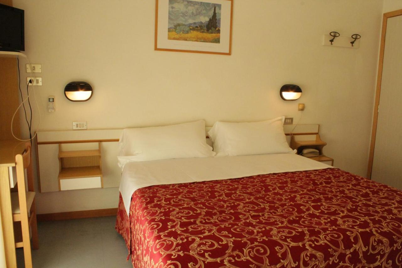 Hotel Clara Riccione Esterno foto